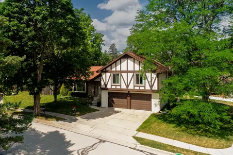 2822 St Andrews, Waukesha, WI 53188