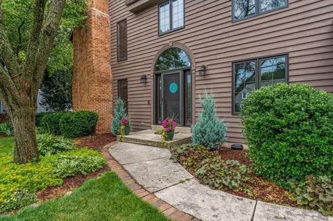 3933 S Stonewood, New Berlin, WI 53151