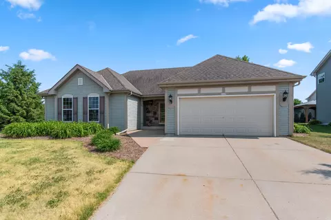 1719 Crestwood, West Bend, WI 53095