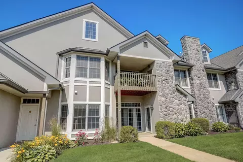 n30w23027 Pineview #2, Pewaukee, WI 53072