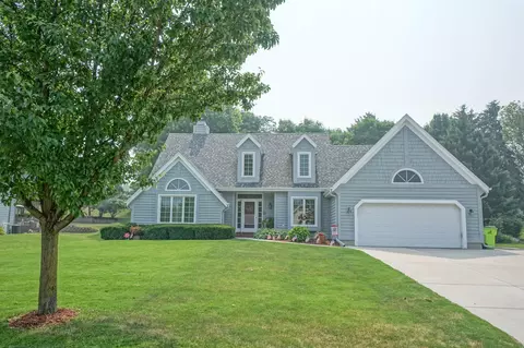 702 Greenway, Hartland, WI 53029