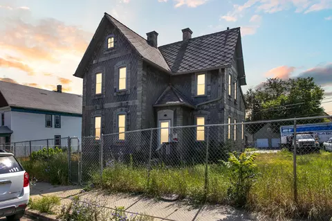 1942 S Muskego, Milwaukee, WI 53204