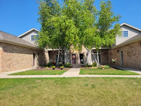 210 W Oak Leaf #3, Oak Creek, WI 53154