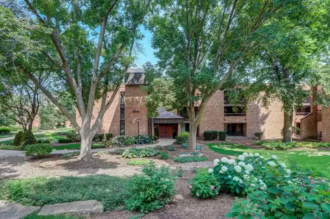 1818 E Shorewood #202, Shorewood, WI 53211