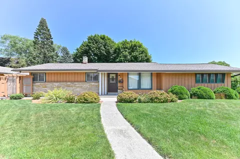 5874 S Trinthammer, Cudahy, WI 53110