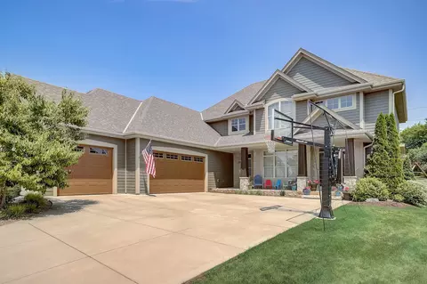 1126 Colonial, Hartland, WI 53029