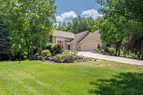 w236s4492 Whispering Hls, Waukesha, WI 53189