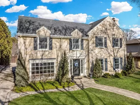 5068 N Lk, Whitefish Bay, WI 53217