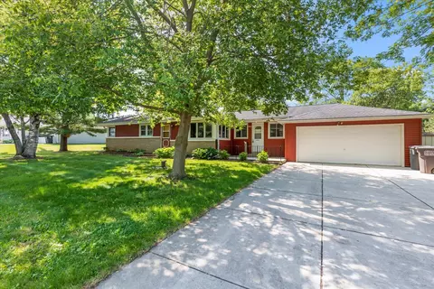 3115 W W Plz, Franklin, WI 53132