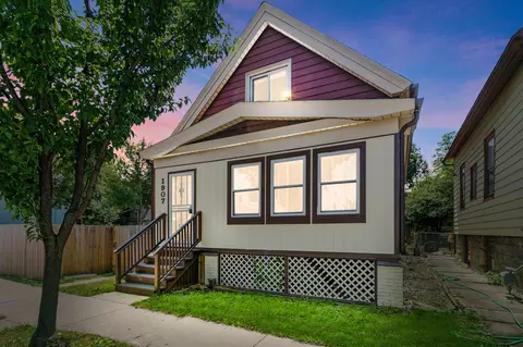 1907 W Grant, Milwaukee, WI 53215