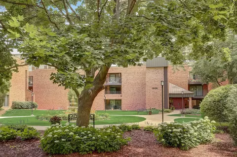 1906 E Shorewood #146, Shorewood, WI 53211