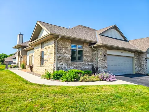7542 W Tuckaway Pnes, Franklin, WI 53132