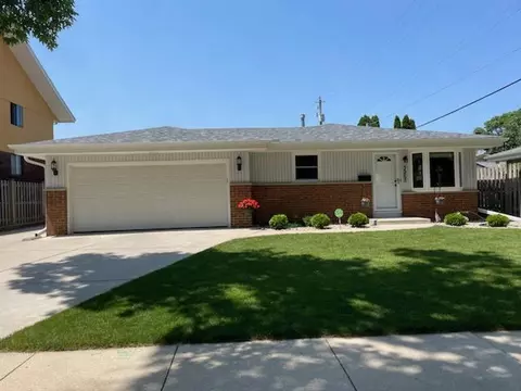 3965 S Kingan, Saint Francis, WI 53235