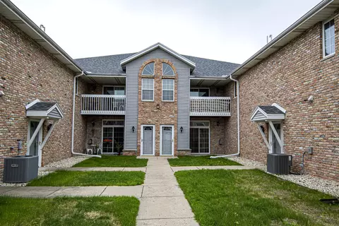 430 W Aspen #4, Oak Creek, WI 53154