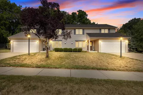 686 Hickory Crk, Oconomowoc, WI 53066