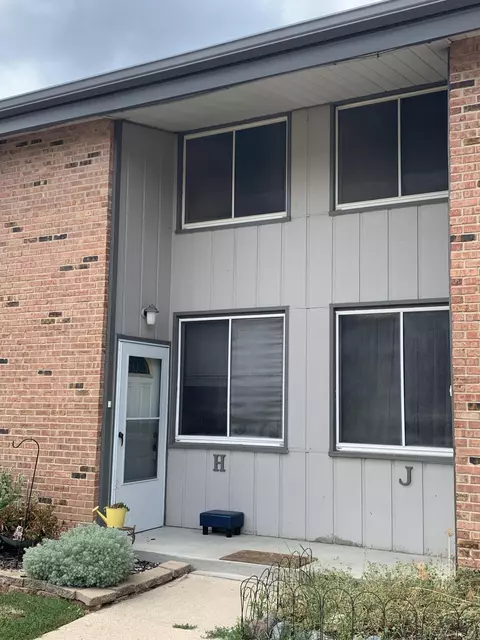 1434 Big Bnd #H, Waukesha, WI 53189