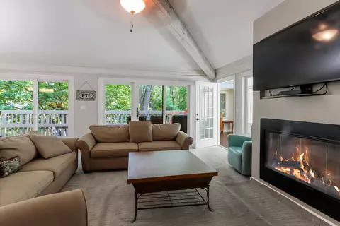 602 Country Clb #A, Fontana, WI 53125