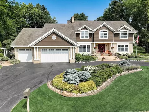 12438 N N Cir, Mequon, WI 53092