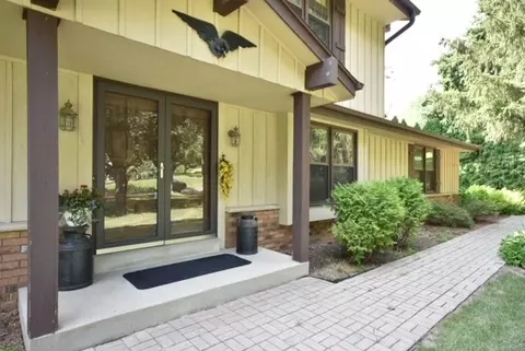 w254s4405 Pin Oak, Waukesha, WI 53189