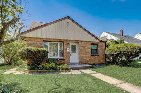 2901 E Armour, Saint Francis, WI 53235