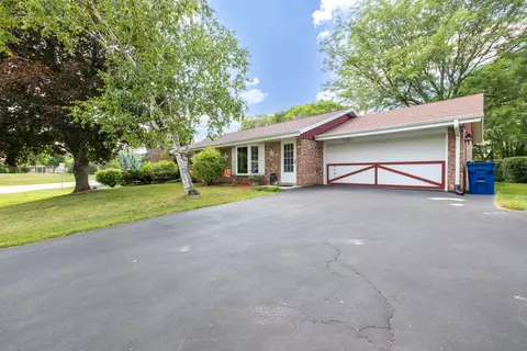 111 Oakview, Slinger, WI 53086