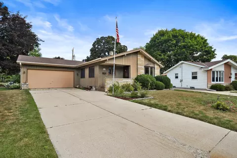 w180n8510 Pineview, Menomonee Falls, WI 53051