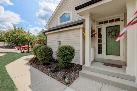 508 Heather Gln, Waukesha, WI 53188