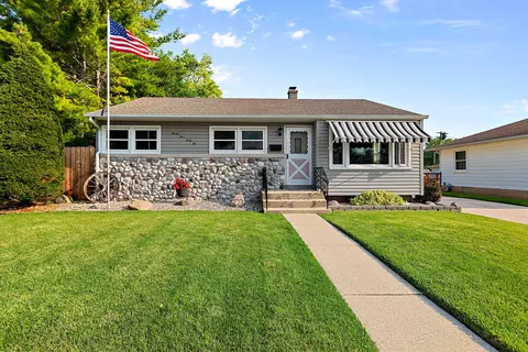 2542 Pinehurst, Racine, WI 53403