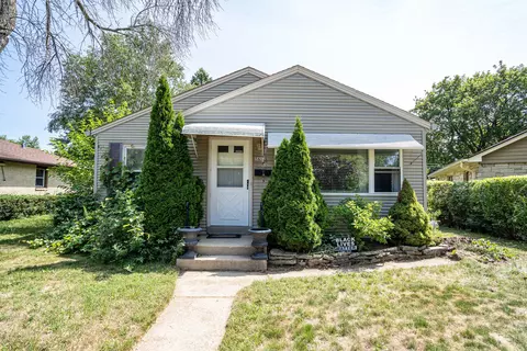 5652 N Paradise, Glendale, WI 53209