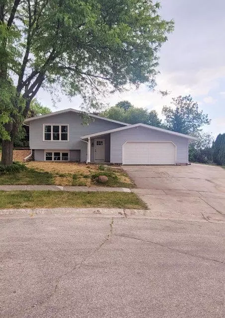 596 Court, Hartford, WI 53027