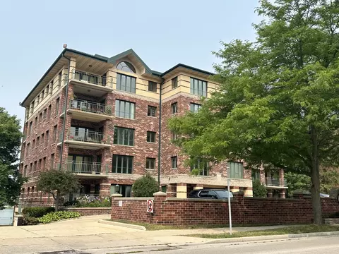 318 N Lk #201, Oconomowoc, WI 53066