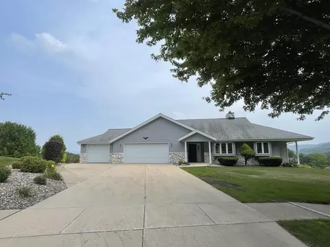 195 Eagles Blf, La Crescent, MN 55947 photo 1