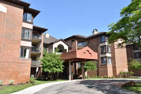 1600 W Green Tree #219, Glendale, WI 53209