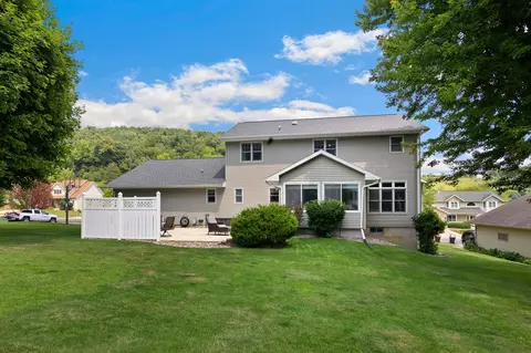 1049 Aspen Vly, Onalaska, WI 54650