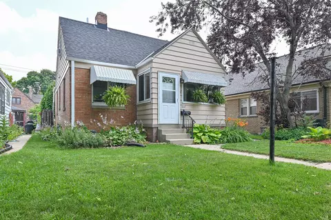 910 S 77th, West Allis, WI 53214