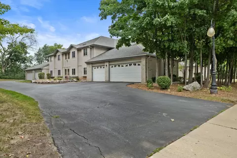 170 W Oak Leaf #7, Oak Creek, WI 53154