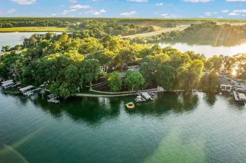2132 N Peninsula, Summit, WI 53066