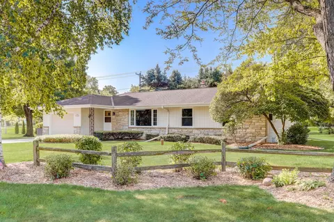 n64w15295 Sunny Dl, Menomonee Falls, WI 53051