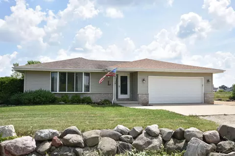 525 Red Tail, Waldo, WI 53093