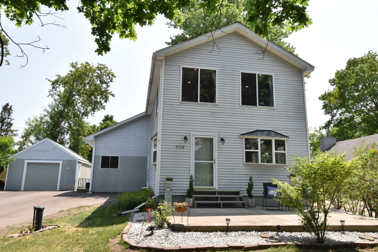 6725 Roslyn  