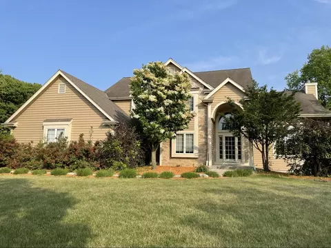 w261n2820 Woodburne, Pewaukee, WI 53072