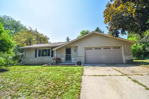 233 Maplewynde, West Bend, WI 53095