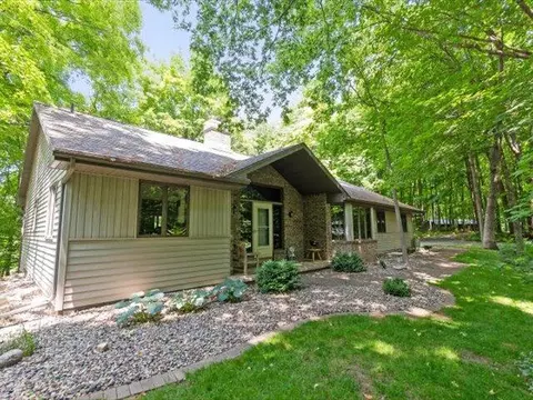 10 Breyerwood, Hortonville, WI 54944