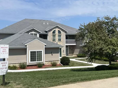 1030 River Pl, Waukesha, WI 53189