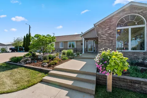 1346 E Hawthorne, Saukville, WI 53021