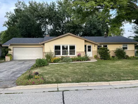 1261 Lily, Oconomowoc, WI 53066