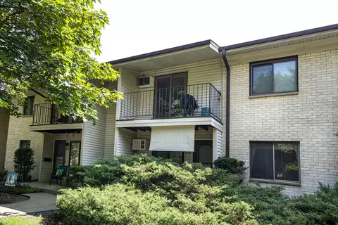 1651 S Coachlight #D, New Berlin, WI 53151