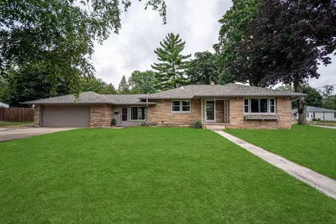 351 S Maple, Oconomowoc, WI 53066