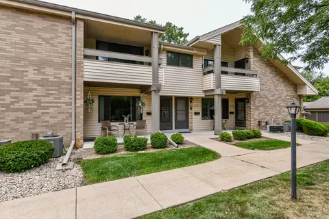 1687 S Carriage, New Berlin, WI 53151