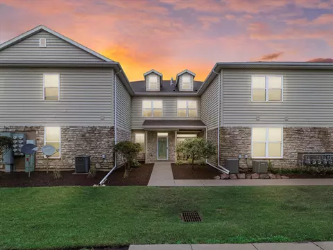 n16w26420 Meadowgrass #G, Pewaukee, WI 53072